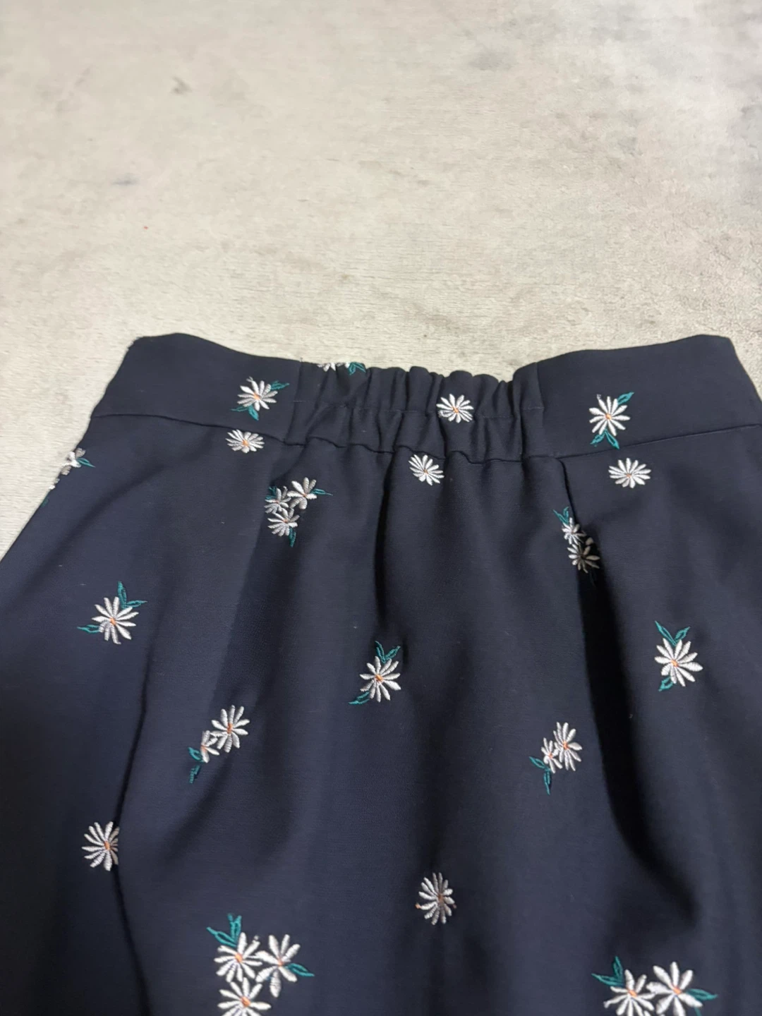 クチュールブローチ 花柄刺繍スカート ネイビーの写真3枚目