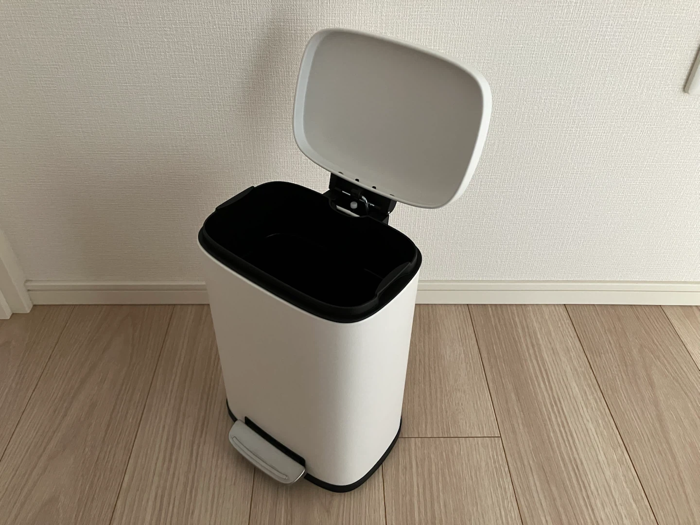 ゴミ箱（ペダル式、5ℓ）