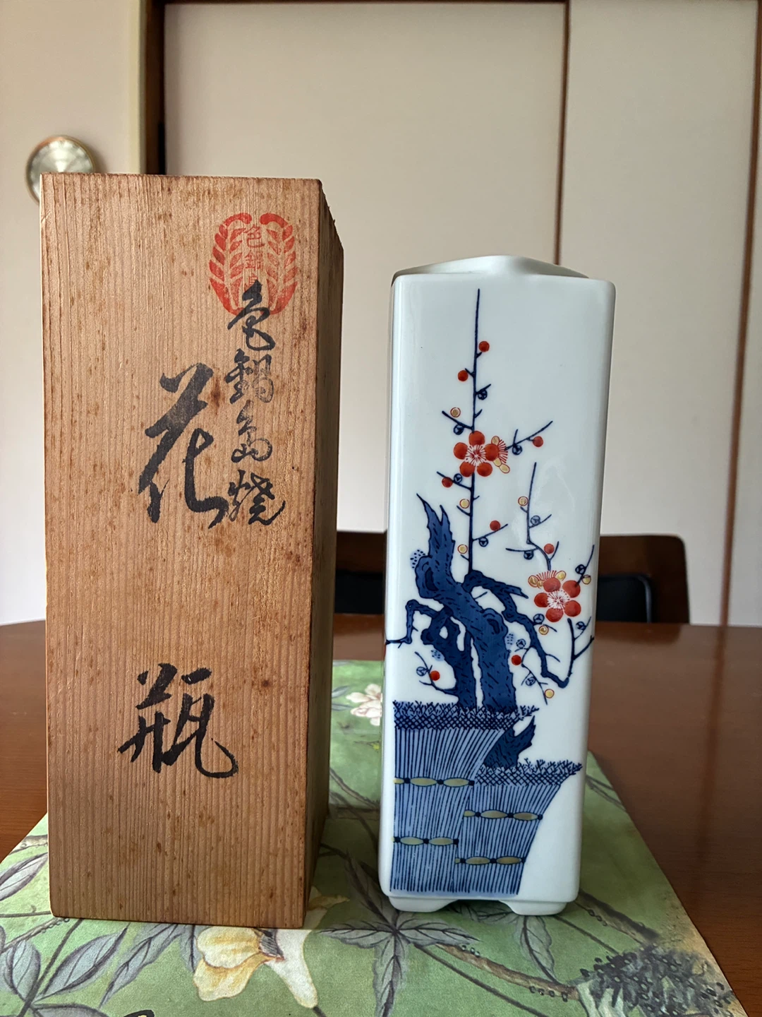 伊万里　色鍋島窯元　 花瓶 木箱入り