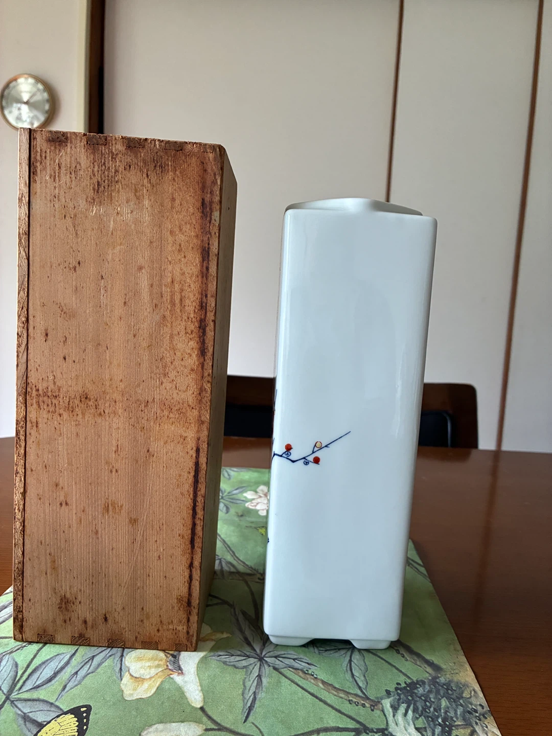 伊万里　色鍋島窯元　 花瓶 木箱入りの写真2枚目