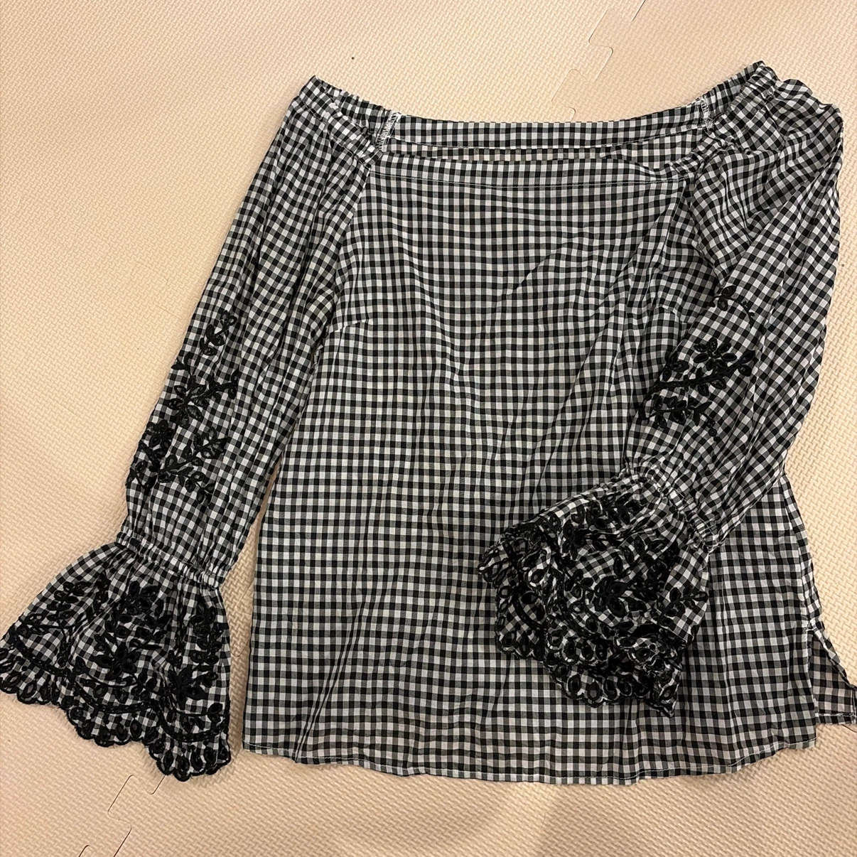 アプワイザーリッシェ　ギンガムチェック 刺繍 フレアスリーブ ブラウス