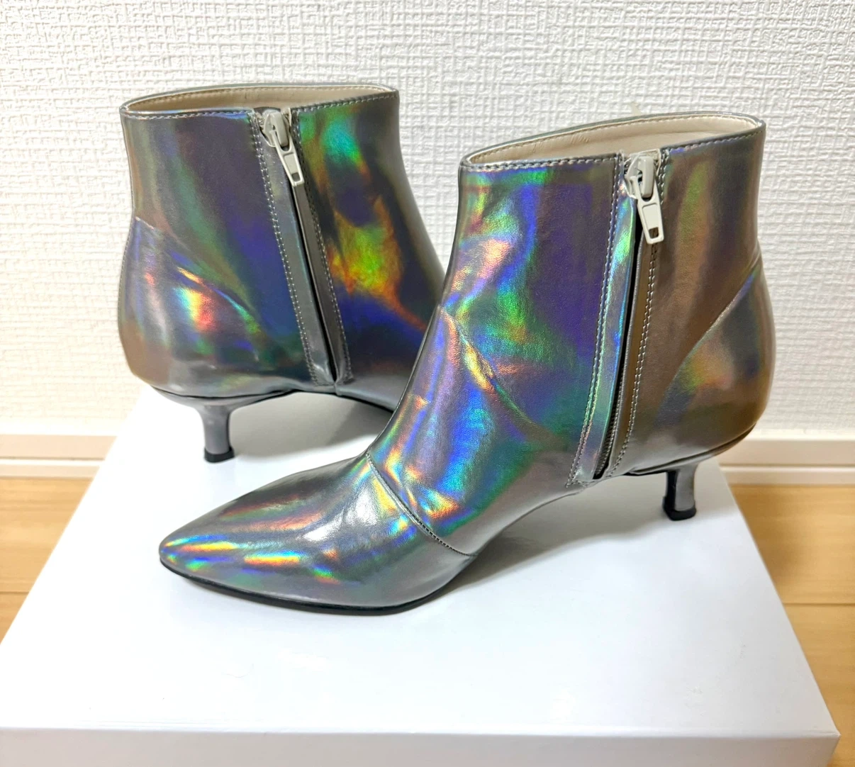 新品未使用 CAST: レディース ショートブーツ ポインテッドトゥ メタリック シルバー系 オーロラの写真2枚目