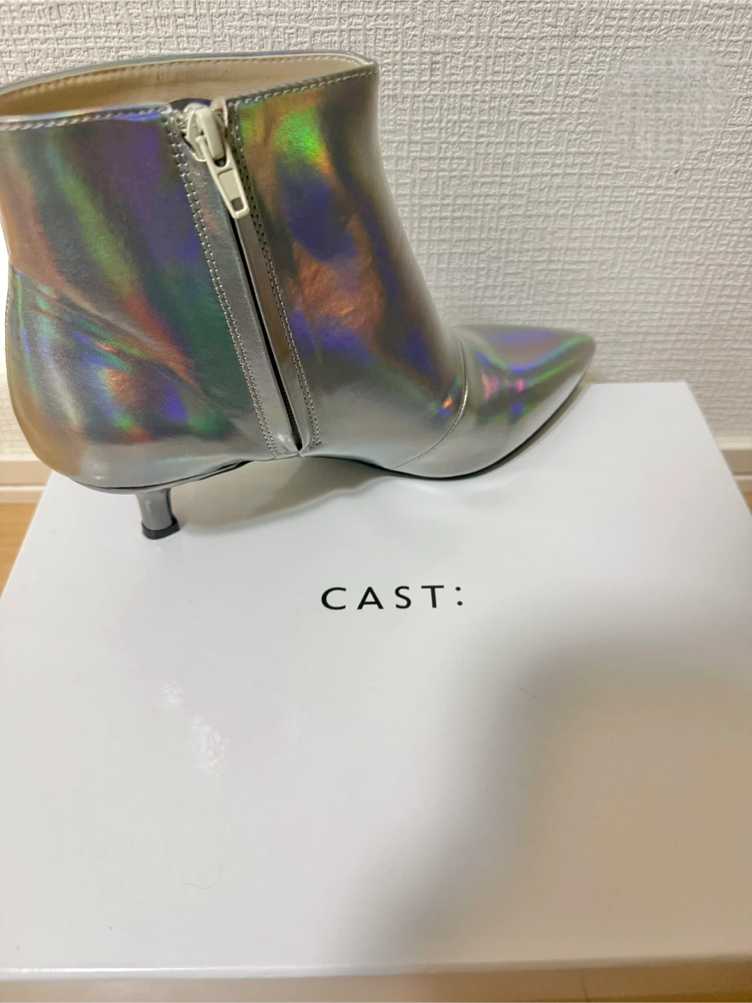 新品未使用　CAST: レディース ショートブーツ ポインテッドトゥ メタリック シルバー系　オーロラの写真3枚目