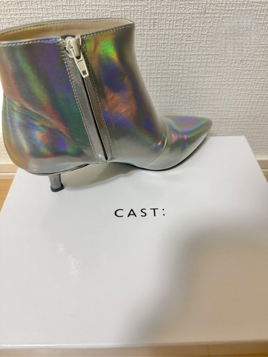 新品未使用 CAST: レディース ショートブーツ ポインテッドトゥ メタリック シルバー系 オーロラの写真3枚目