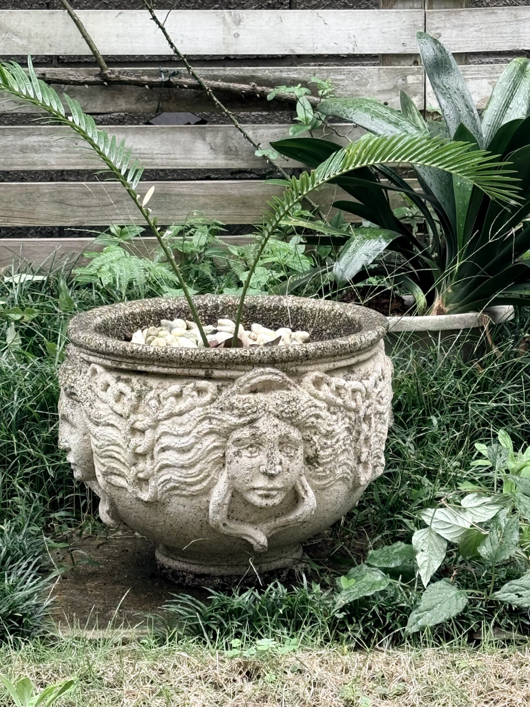石製 プランター 鉢植え 彫刻デザインの写真2枚目