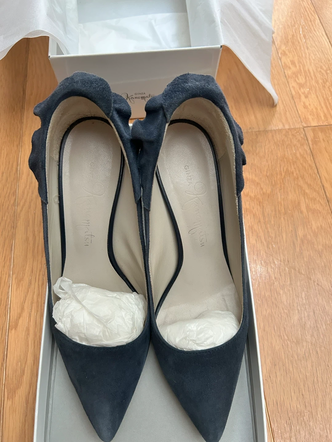 銀座かねまつ スエードパンプス 紺 フリル