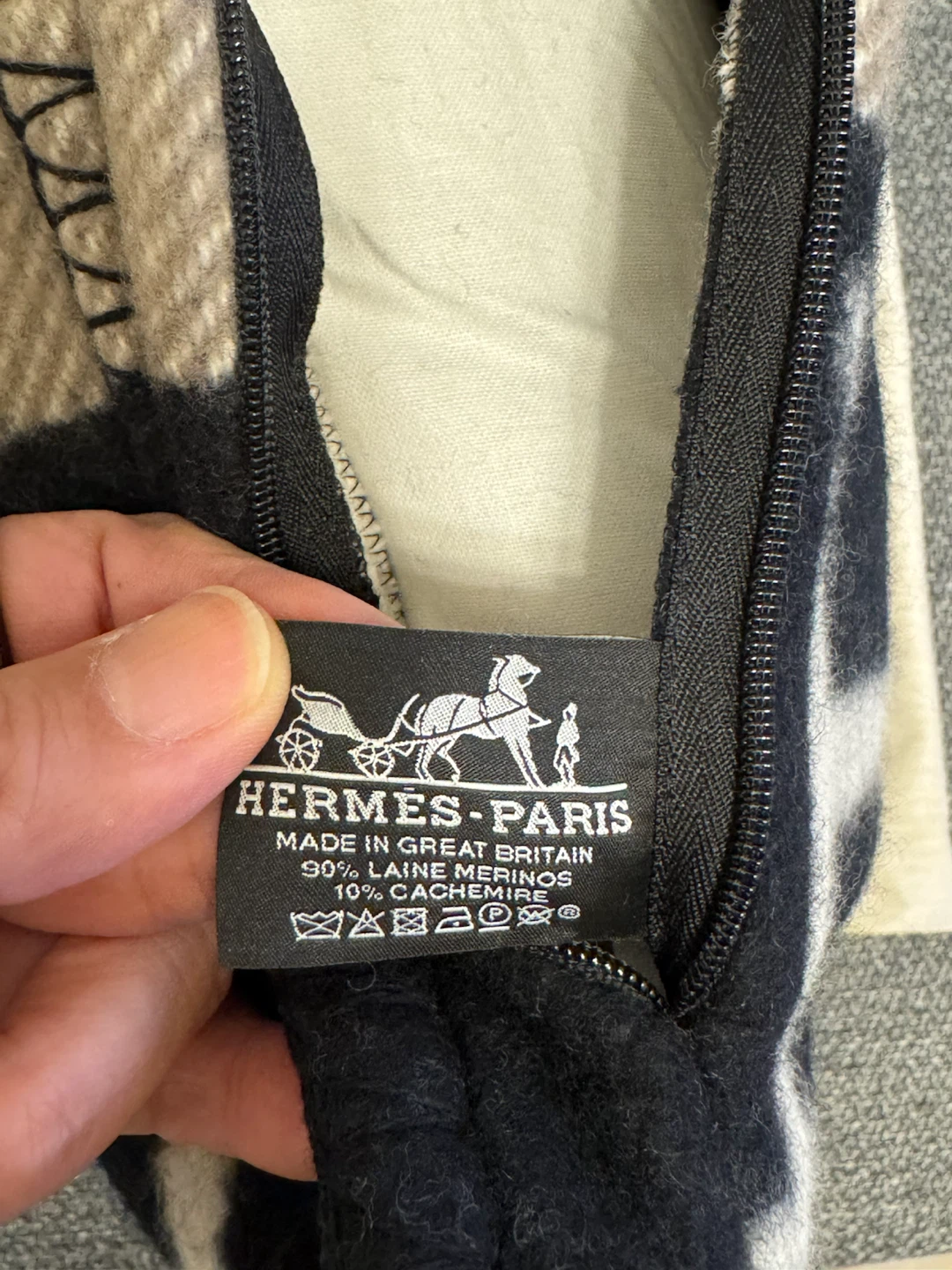 HERMES Avalon III Noir PM アヴァロン黒の写真3枚目