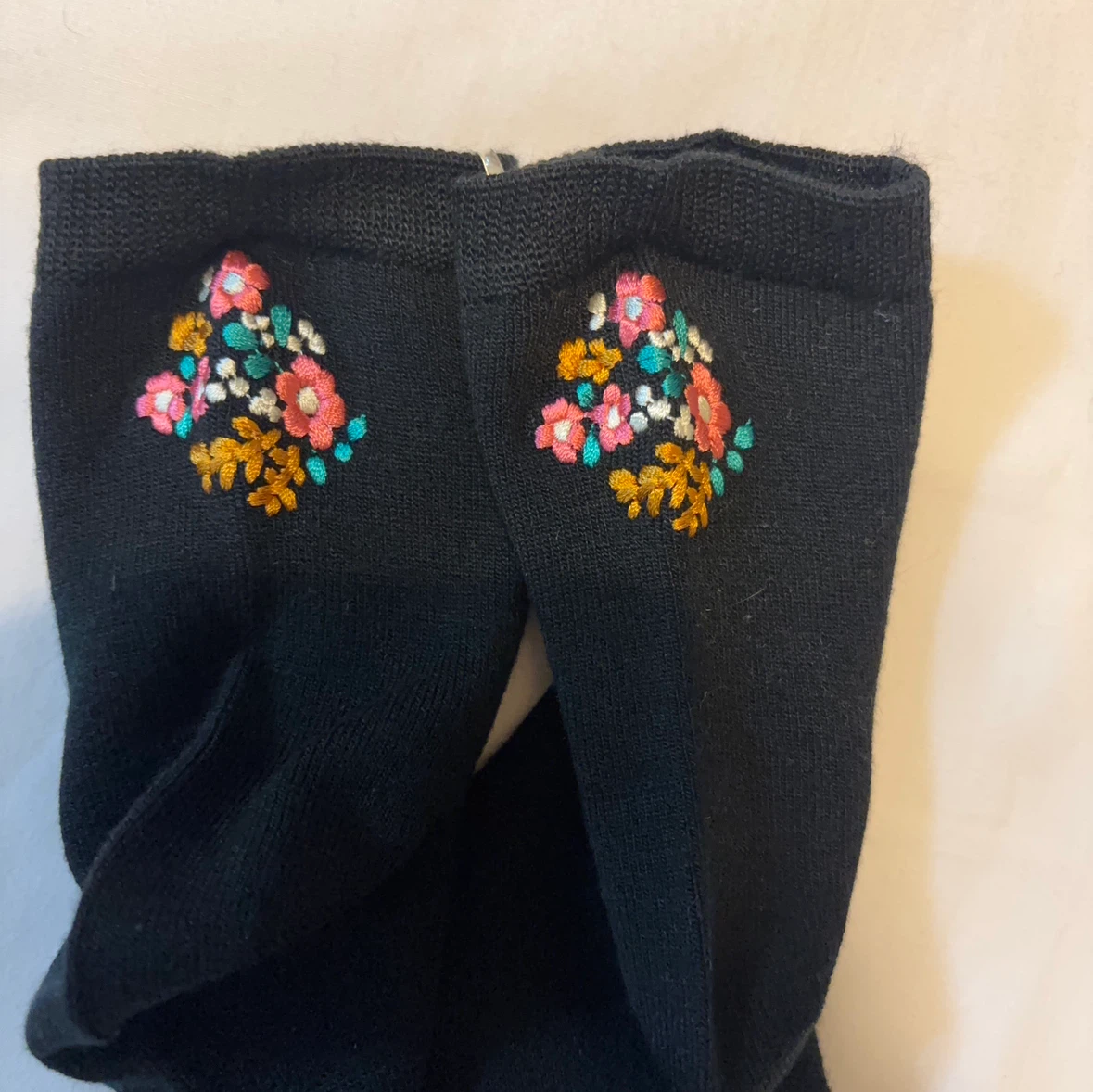 マイティソクサー 花柄刺繍ソックス 黒 22-24cmの写真3枚目
