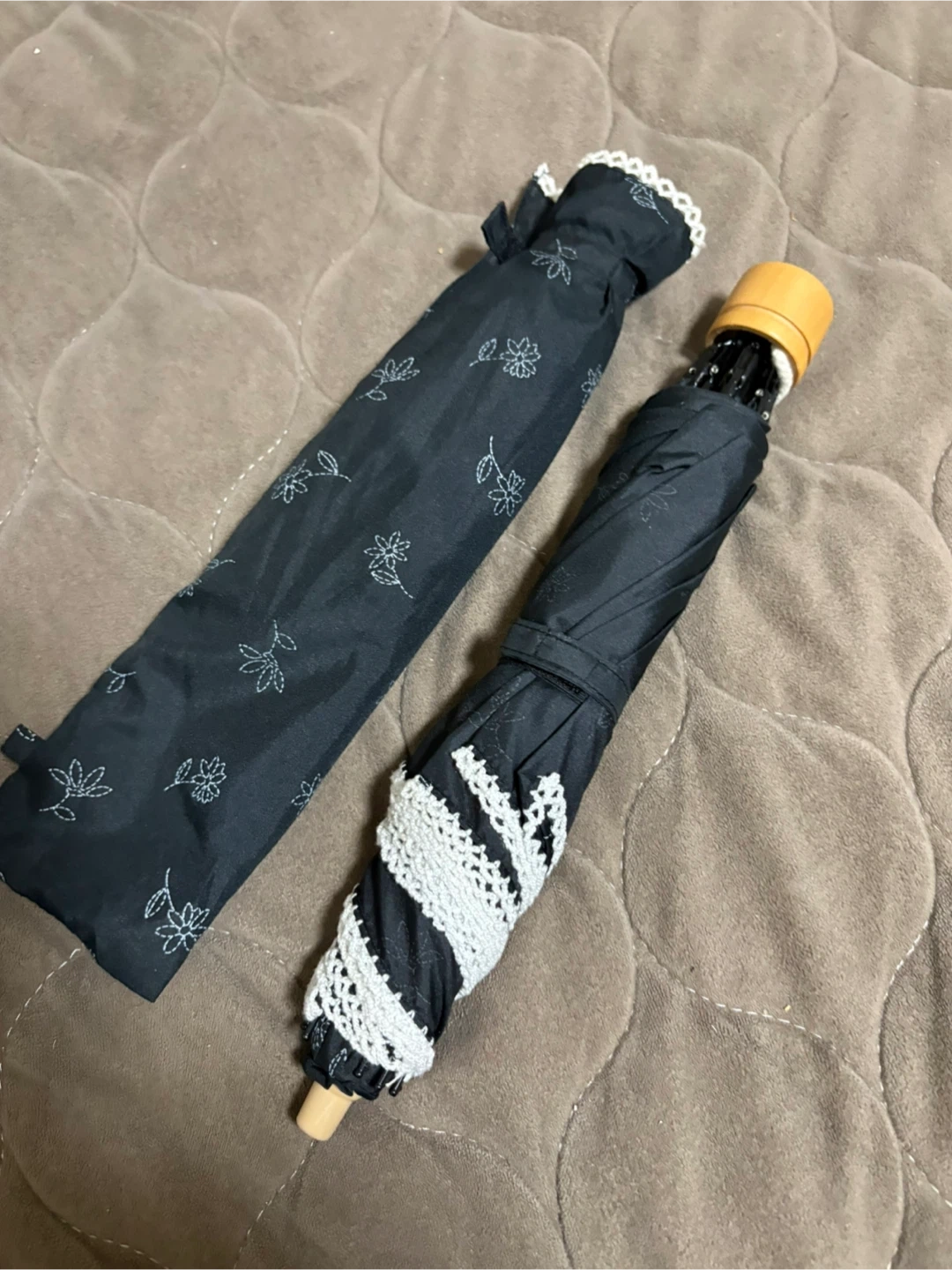 花柄刺繍 折りたたみ傘 ブラックの写真2枚目