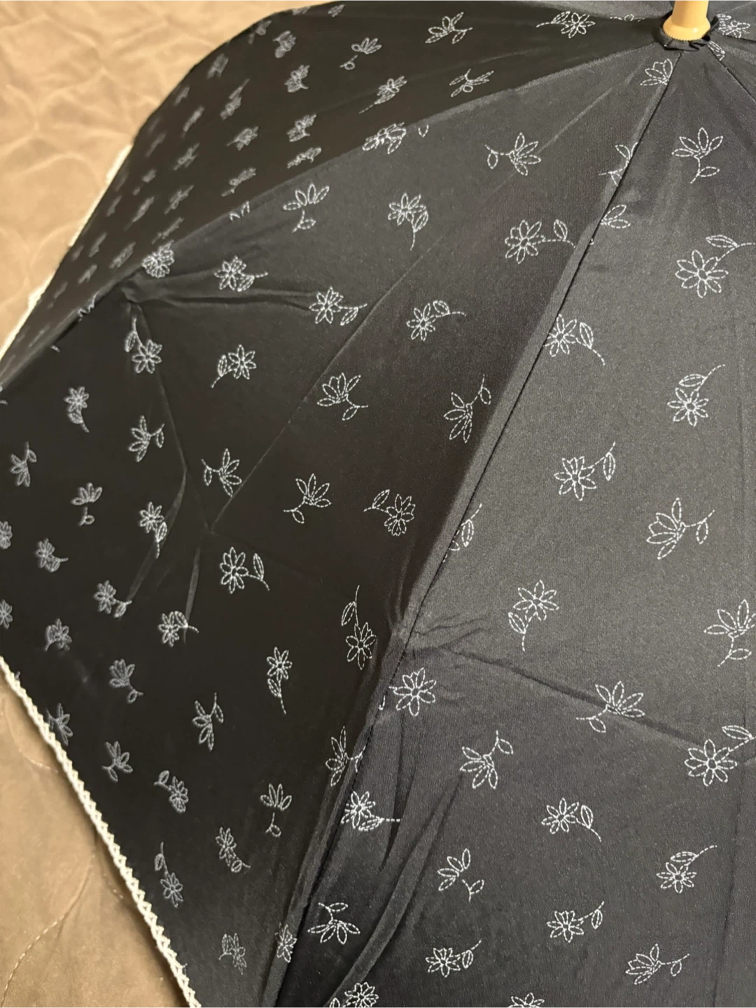 花柄刺繍 折りたたみ傘 ブラックの写真3枚目
