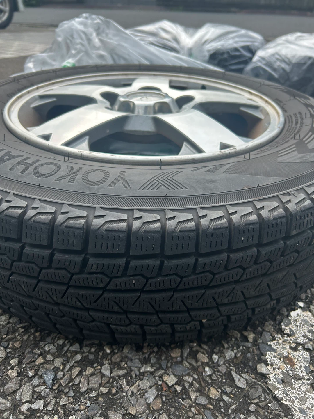 ヨコハマ スタッドレスタイヤ 175/80R15 4本セットの写真4枚目