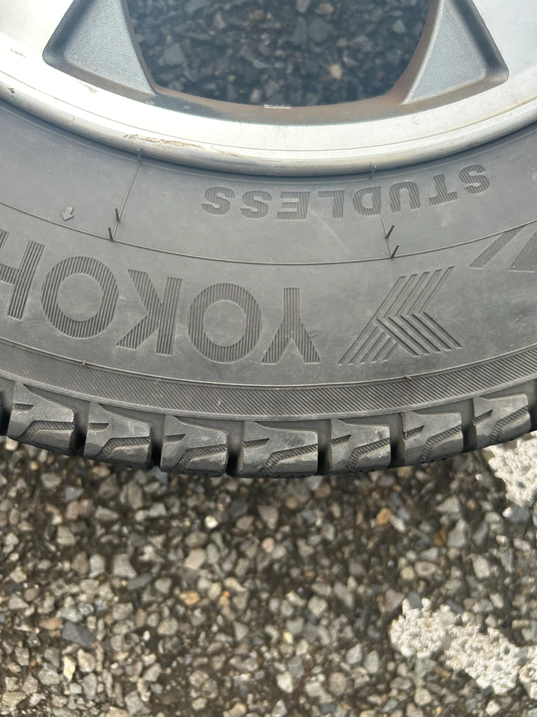 ヨコハマ スタッドレスタイヤ 175/80R15 4本セットの写真5枚目