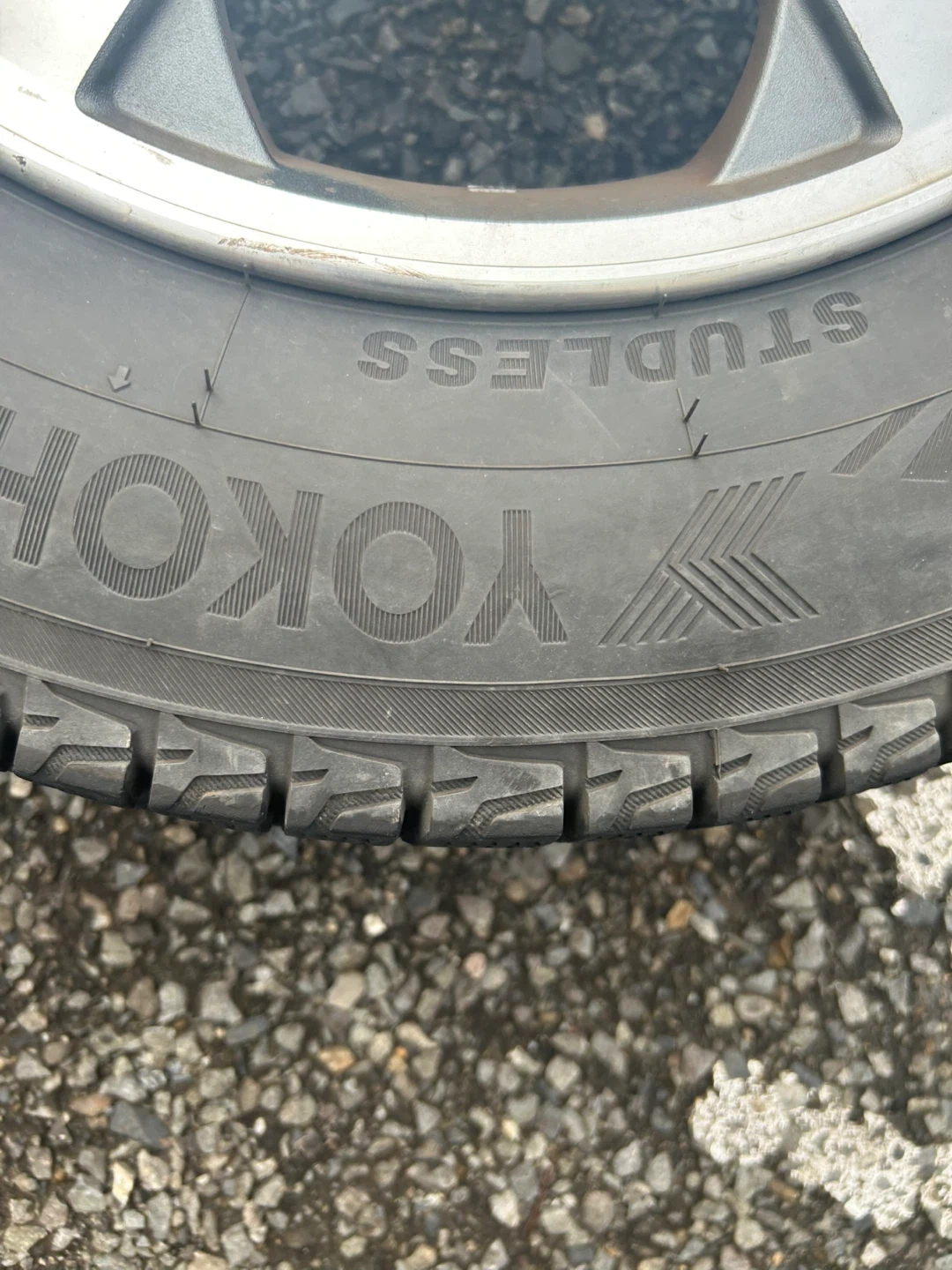 ヨコハマ スタッドレスタイヤ 175/80R15 4本セットの写真5枚目