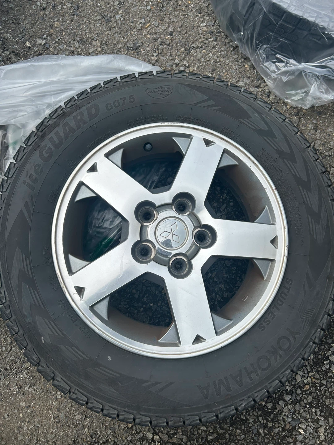 ヨコハマ スタッドレスタイヤ 175/80R15 4本セットの写真6枚目