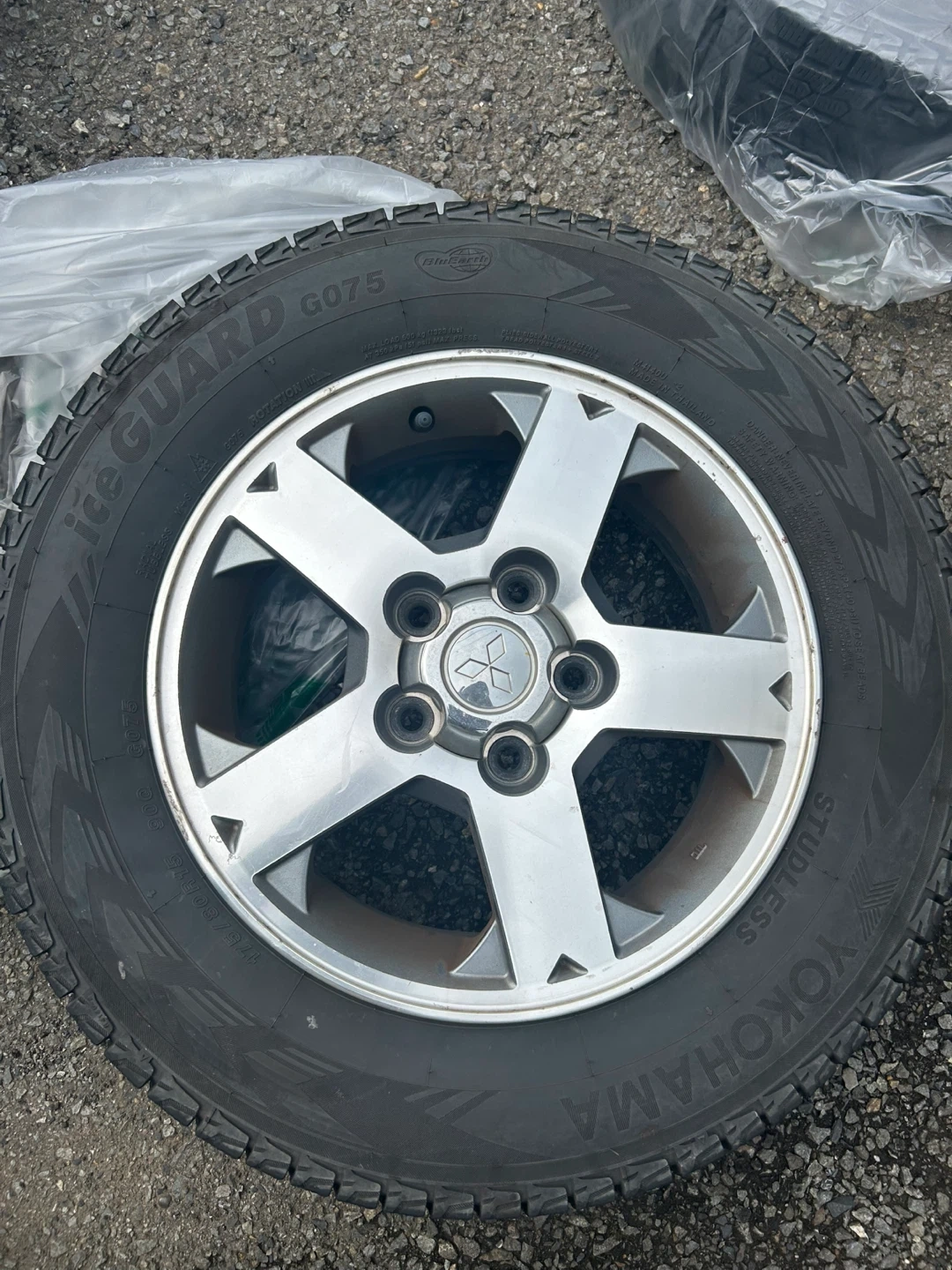 ヨコハマ スタッドレスタイヤ 175/80R15 4本セットの写真6枚目