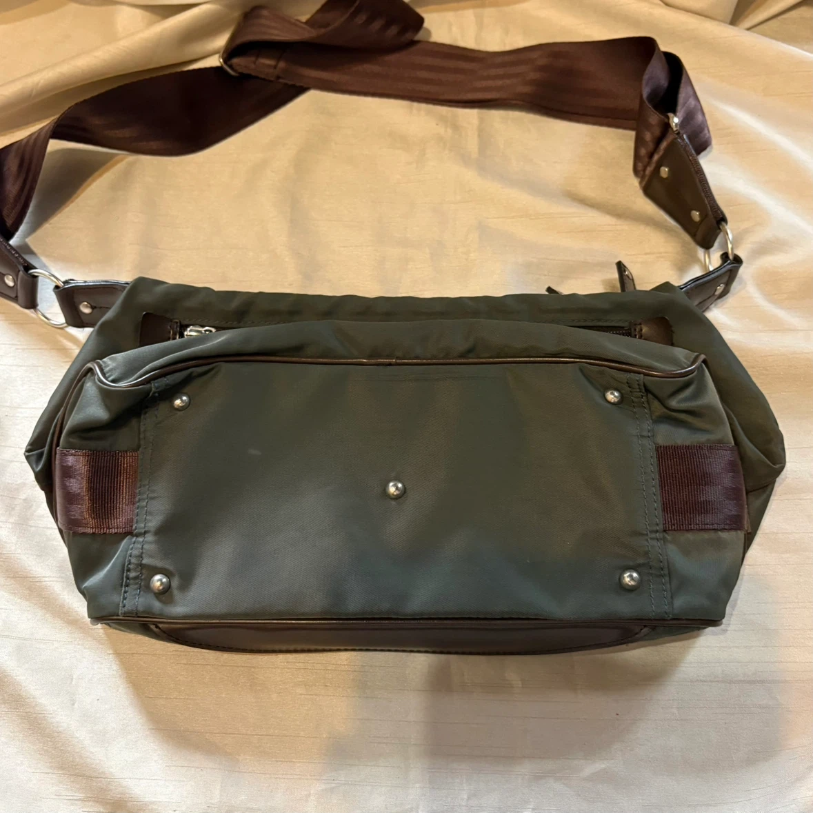 MANDARINA DUCK ACEコラボ ナイロン ショルダーバッグ カーキ ブラウン系の写真2枚目