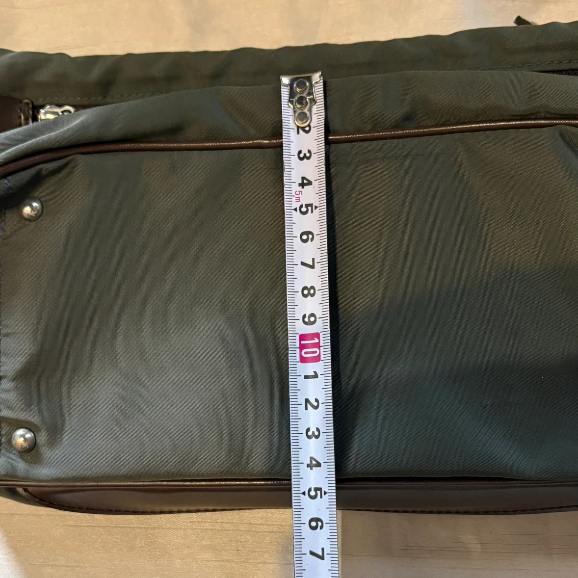 MANDARINA DUCK ACEコラボ ナイロン ショルダーバッグ カーキ ブラウン系の写真4枚目