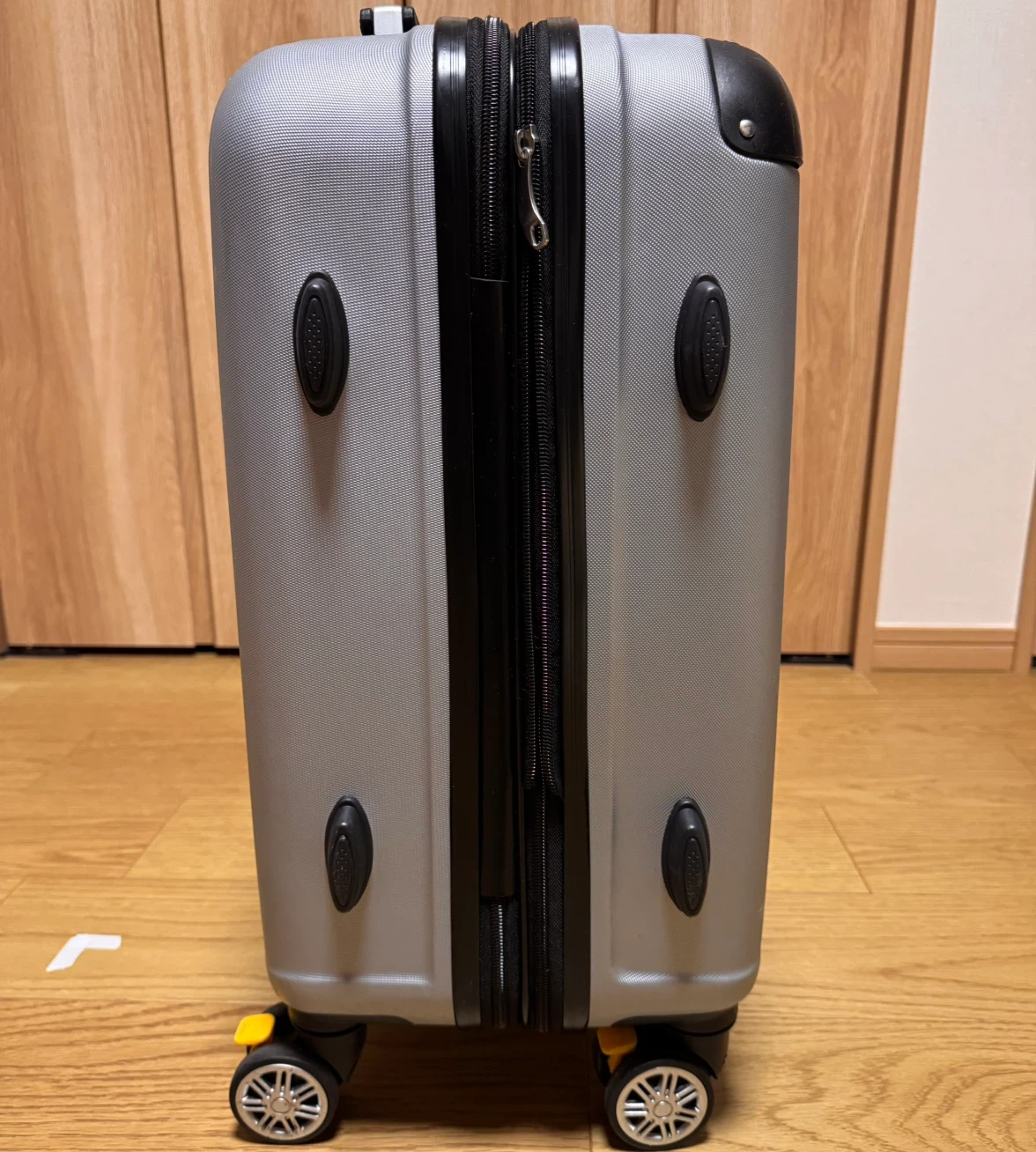 ボフォーム スーツケース シルバー 機内持ち込み不可サイズの写真2枚目