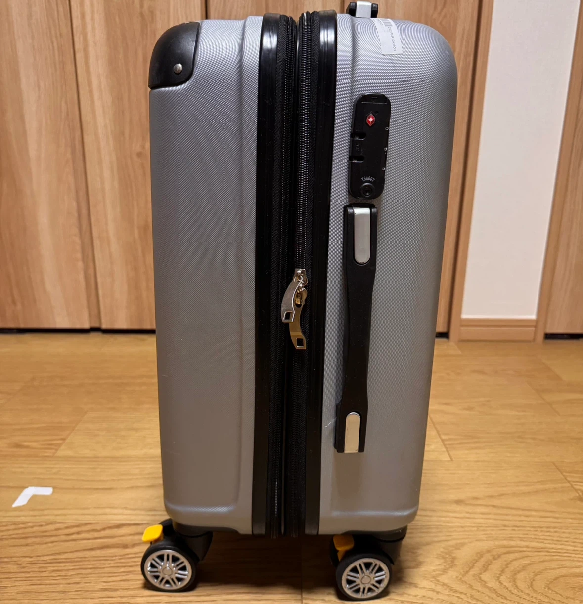 ボフォーム スーツケース シルバー 機内持ち込み不可サイズの写真4枚目