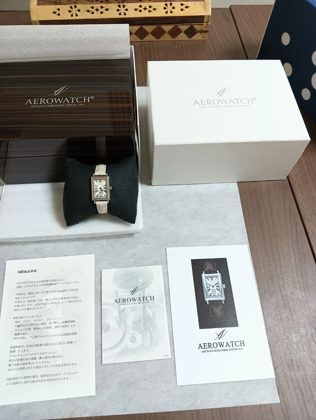 AEROWATCH アエロウォッチ ローマン文字 レクタンギュラー 腕時計の写真2枚目