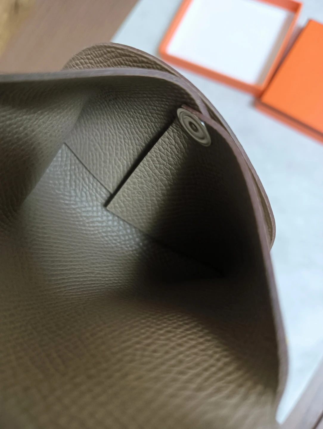 新品同様未使用。HERMES エルメス バスティア ヴォーエプソン エトゥープ コインケースの写真9枚目