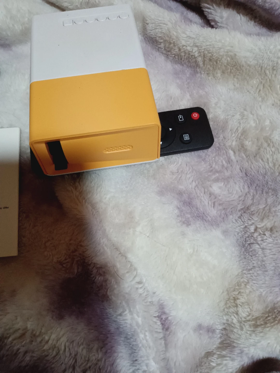 小型プロジェクター ミニプロジェクター イエローの写真4枚目