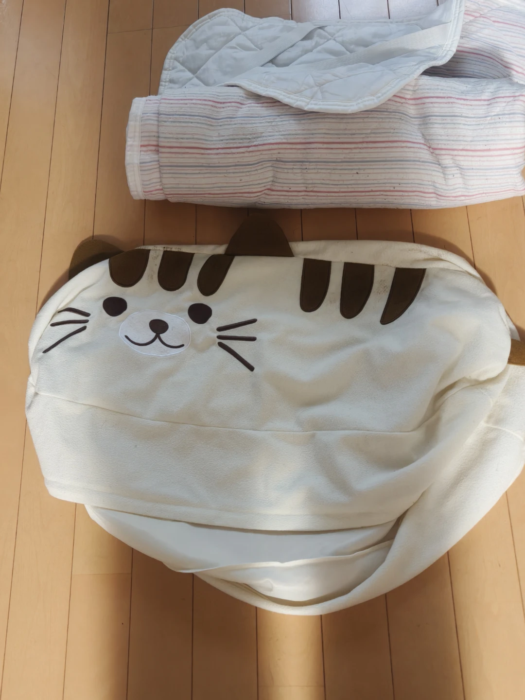 ねこ柄 クッションカバーとシングルベッドシーツ