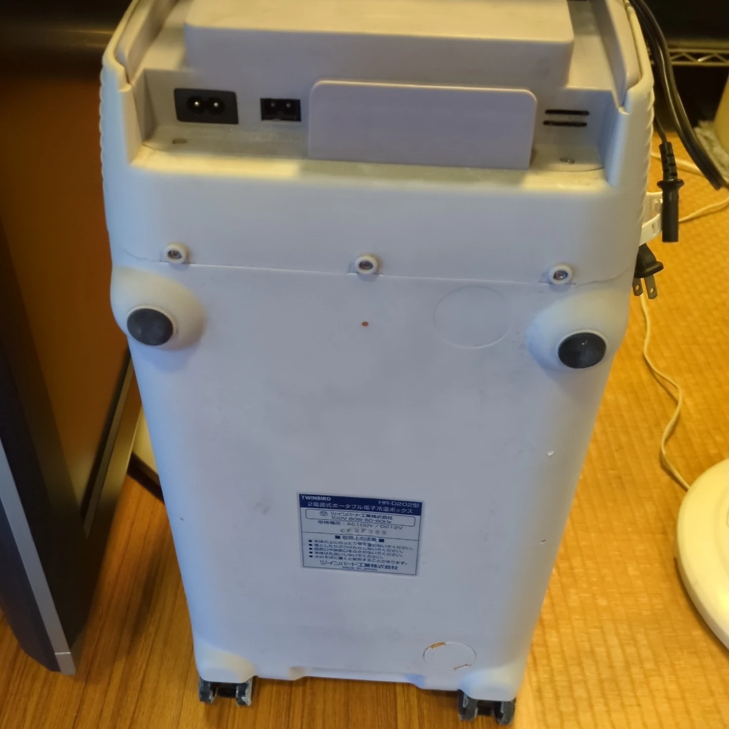 ツインバード 2電源式ポータブル電子冷温ボックス HR-D202の写真4枚目