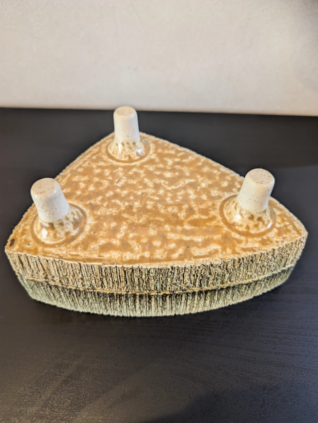 【味わい深い陶器】三角形の三つ足花器 フラワーベース(21×16.5×高12cm)の写真3枚目