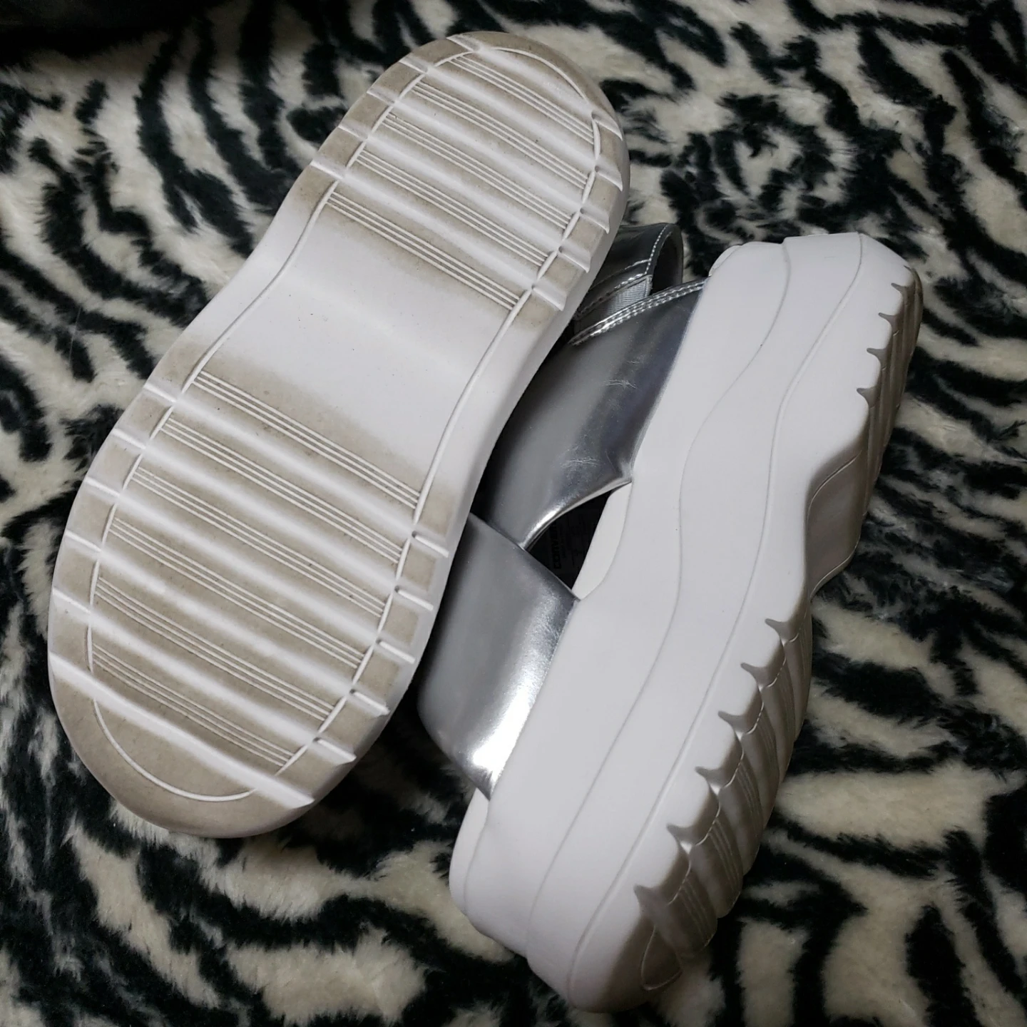 コンバース 厚底サンダル シルバーの写真2枚目