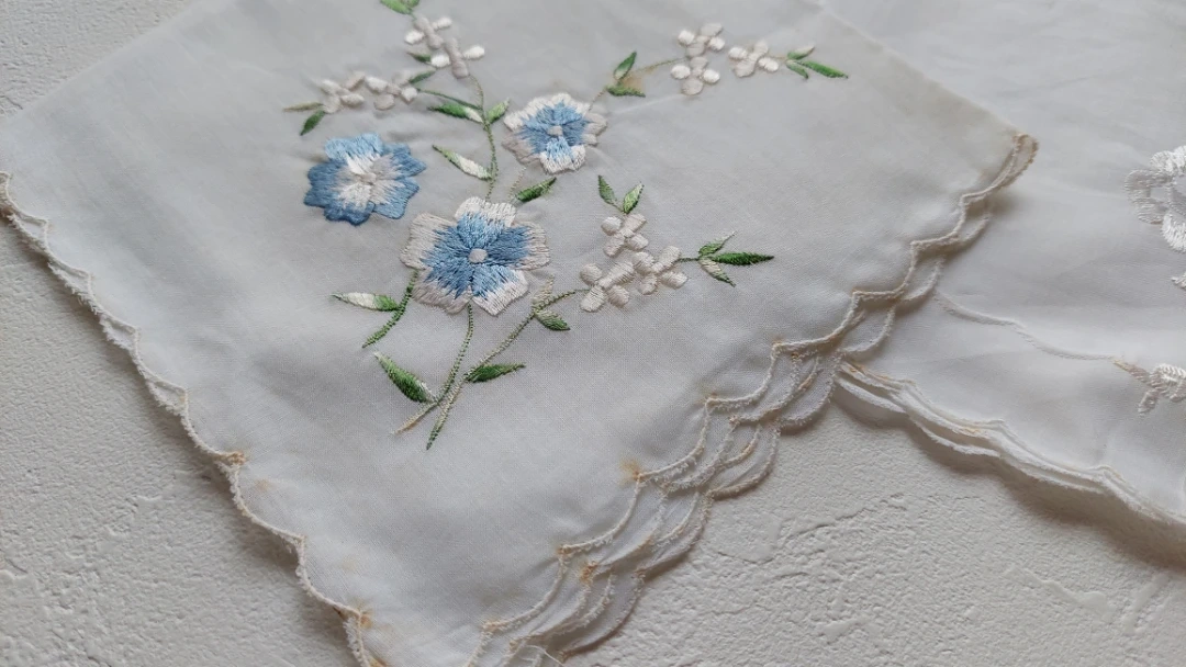 花刺繍ハンカチ 2枚セットの写真2枚目