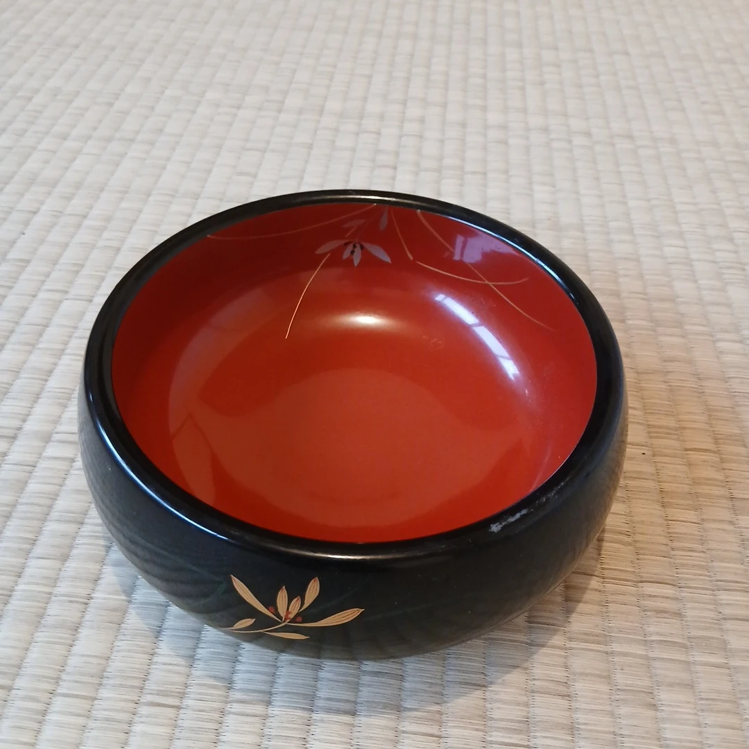 漆器 菓子鉢 黒地 金彩絵柄の写真2枚目