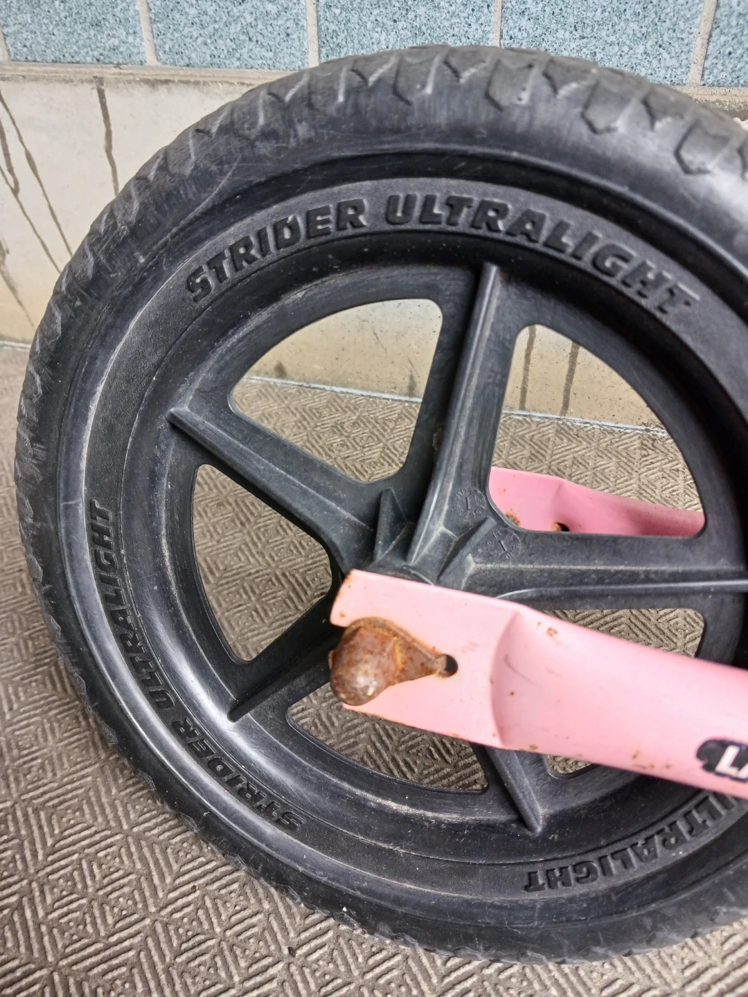 ストライダー ピンク バランスバイクの写真3枚目