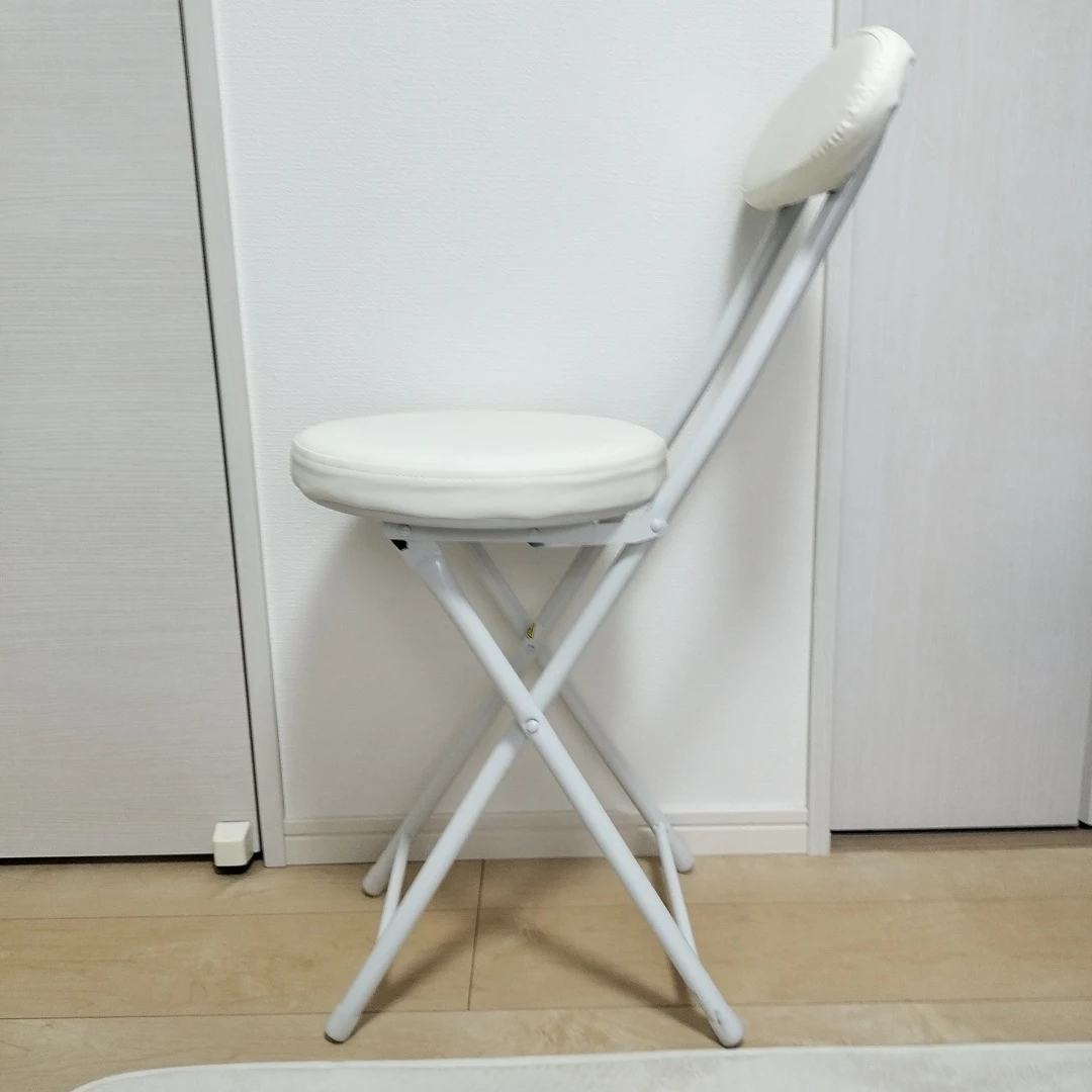 真っ白な折りたたみチェア　2台買うと更にお得。の写真5枚目