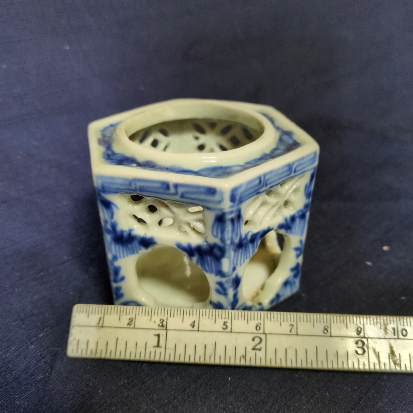 染付 透かし彫り 陶器製 六角形 小物入れの写真5枚目