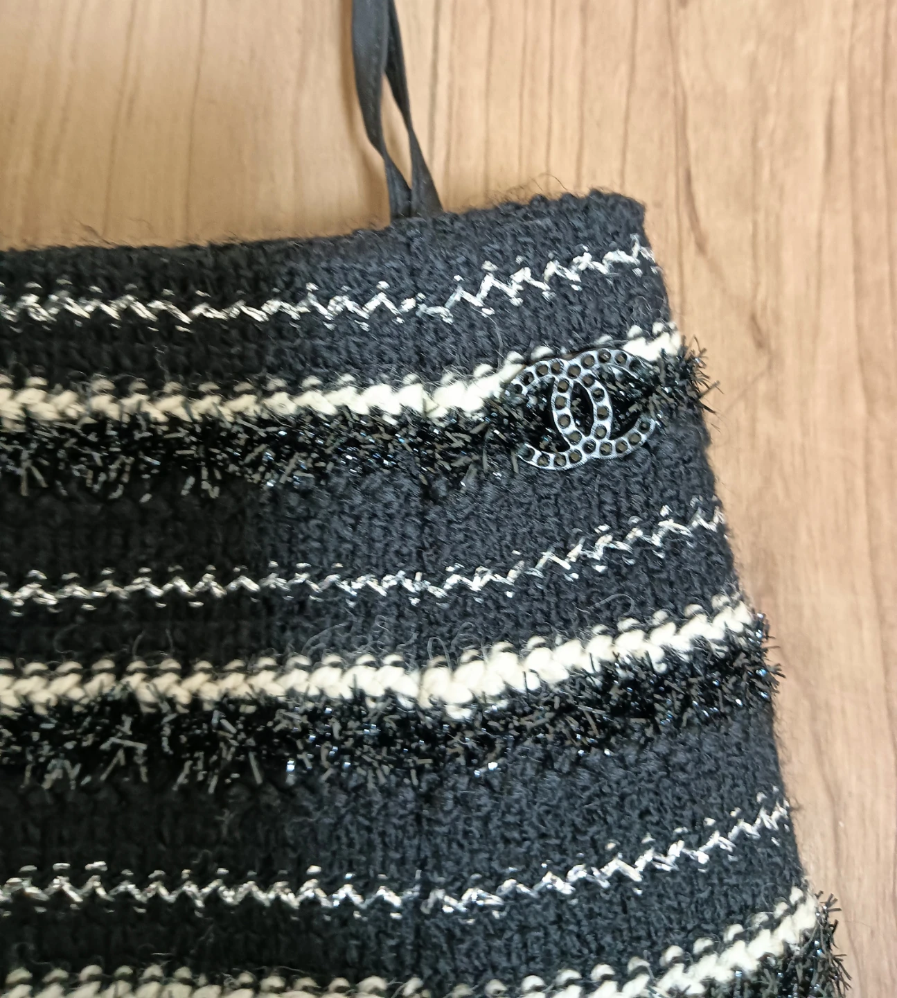 非常に美品。CHANEL ウール&ラメ CCココラインストーン付き ボーダー スカートの写真4枚目