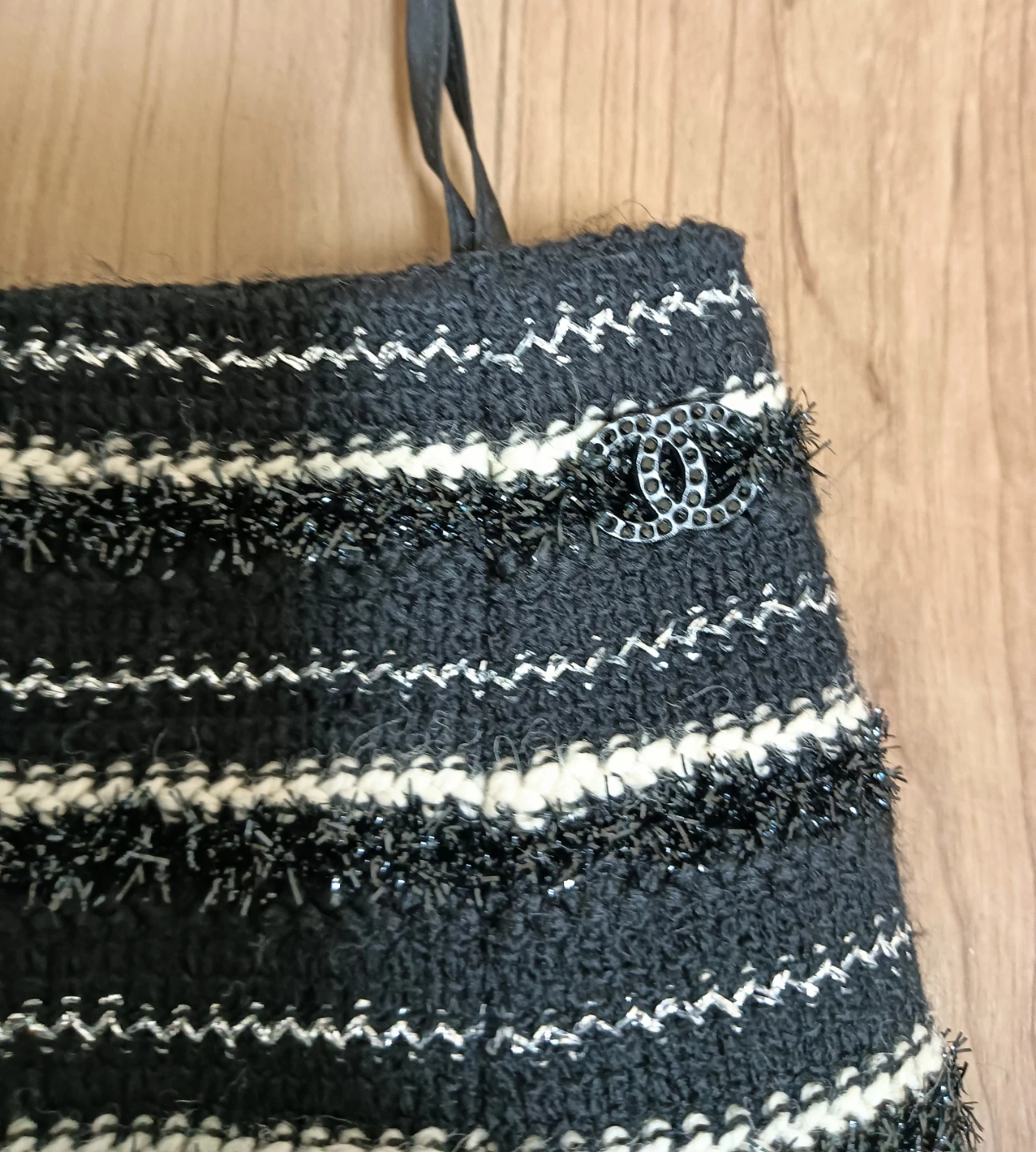 非常に美品。CHANEL ウール&ラメ CCココラインストーン付き ボーダー スカートの写真4枚目