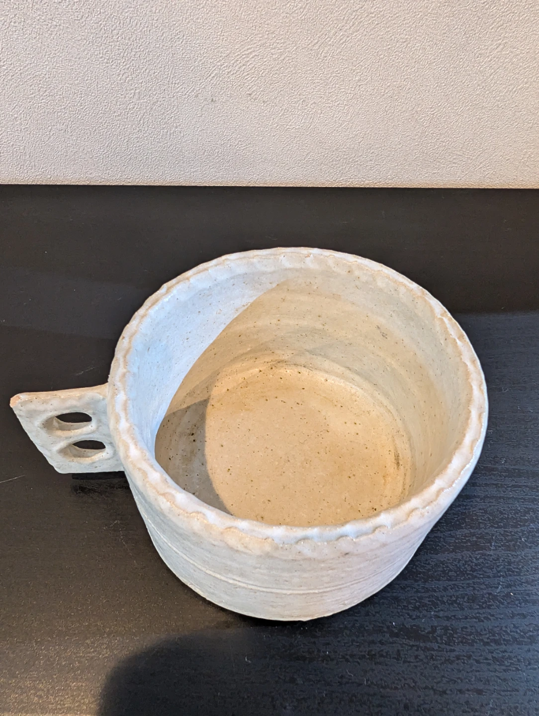 【手びねり】白釉 陶器の花器 / 生け花用 ミニフラワーベース（水漏れなし・取っ手欠けあり）の写真4枚目