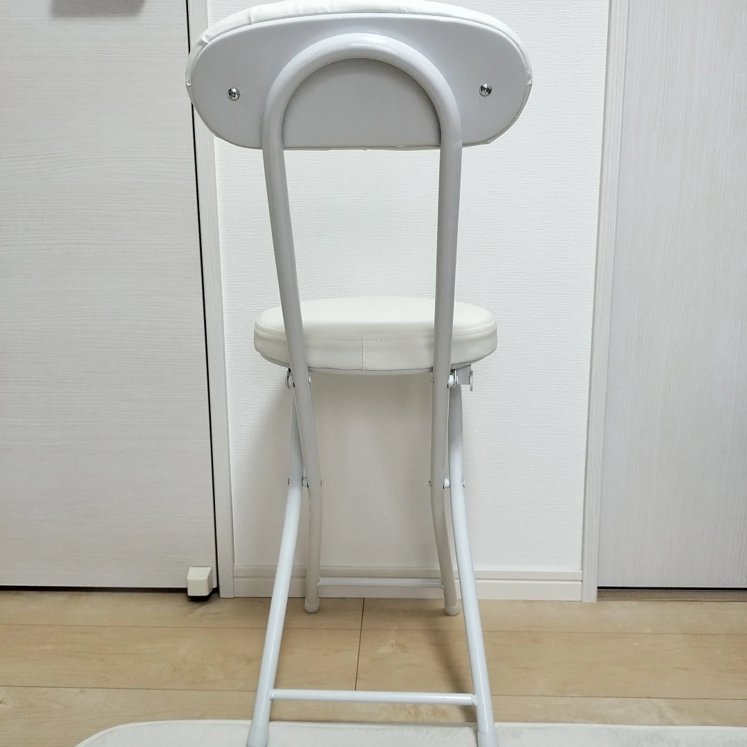 真っ白な折りたたみチェア 2台買うと更にお得。の写真4枚目
