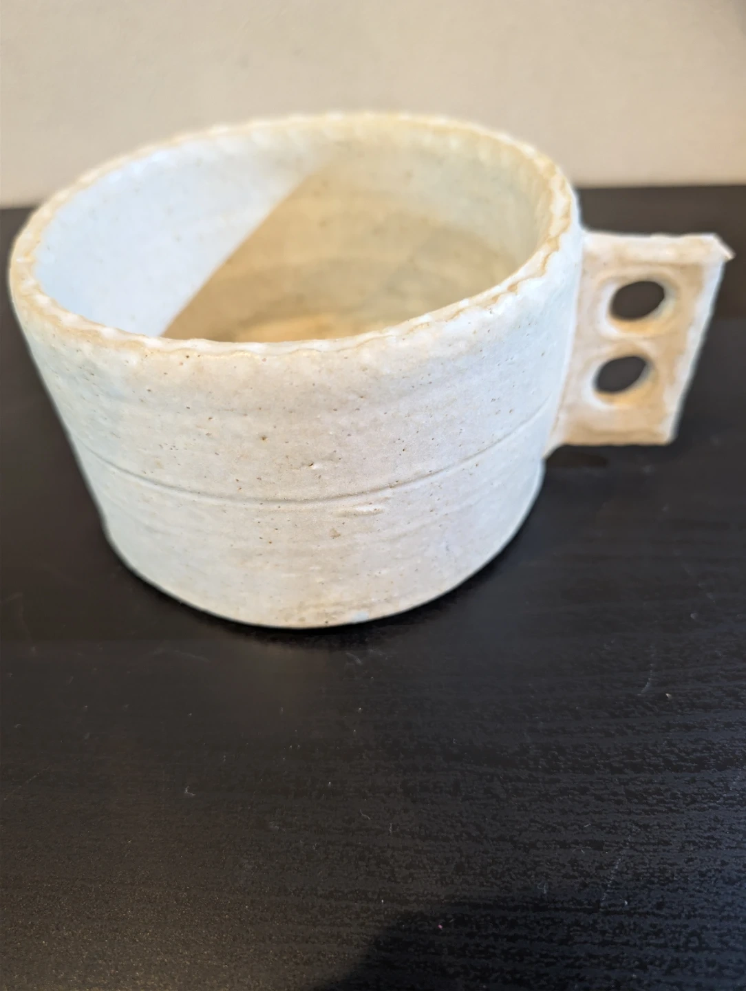【手びねり】白釉 陶器の花器 / 生け花用 ミニフラワーベース(水漏れなし・取っ手欠けあり)