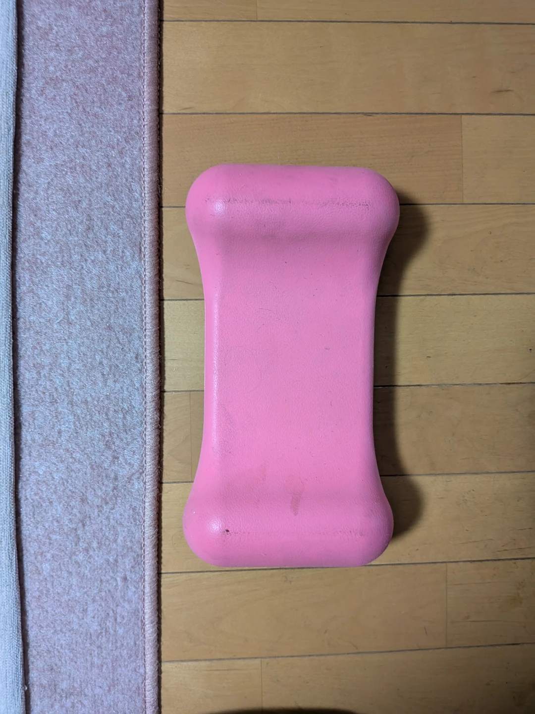 骨盤強制為の椅子とお尻の間に置く器具