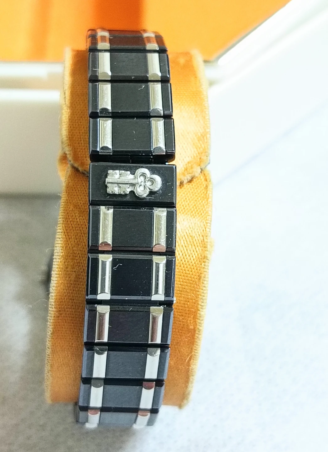 美品。CORUM コルム アドミラルズカップ ガンブルー 腕時計の写真3枚目