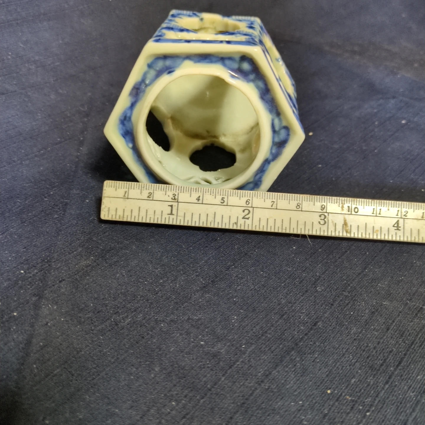 染付 透かし彫り 陶器製 六角形 小物入れの写真7枚目