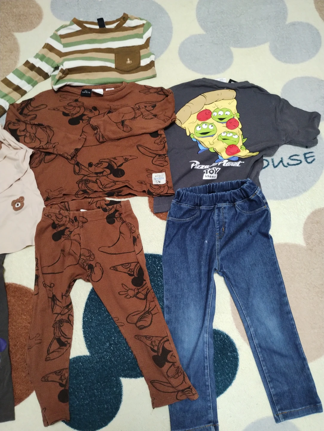 キッズ秋冬服 ディズニートップス パンツ まとめ売り 90-100cmの写真3枚目
