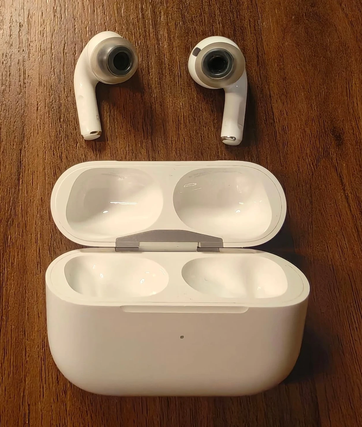 Apple AirPods Pro 第2世代 Lightning Spigenケース付きの写真4枚目