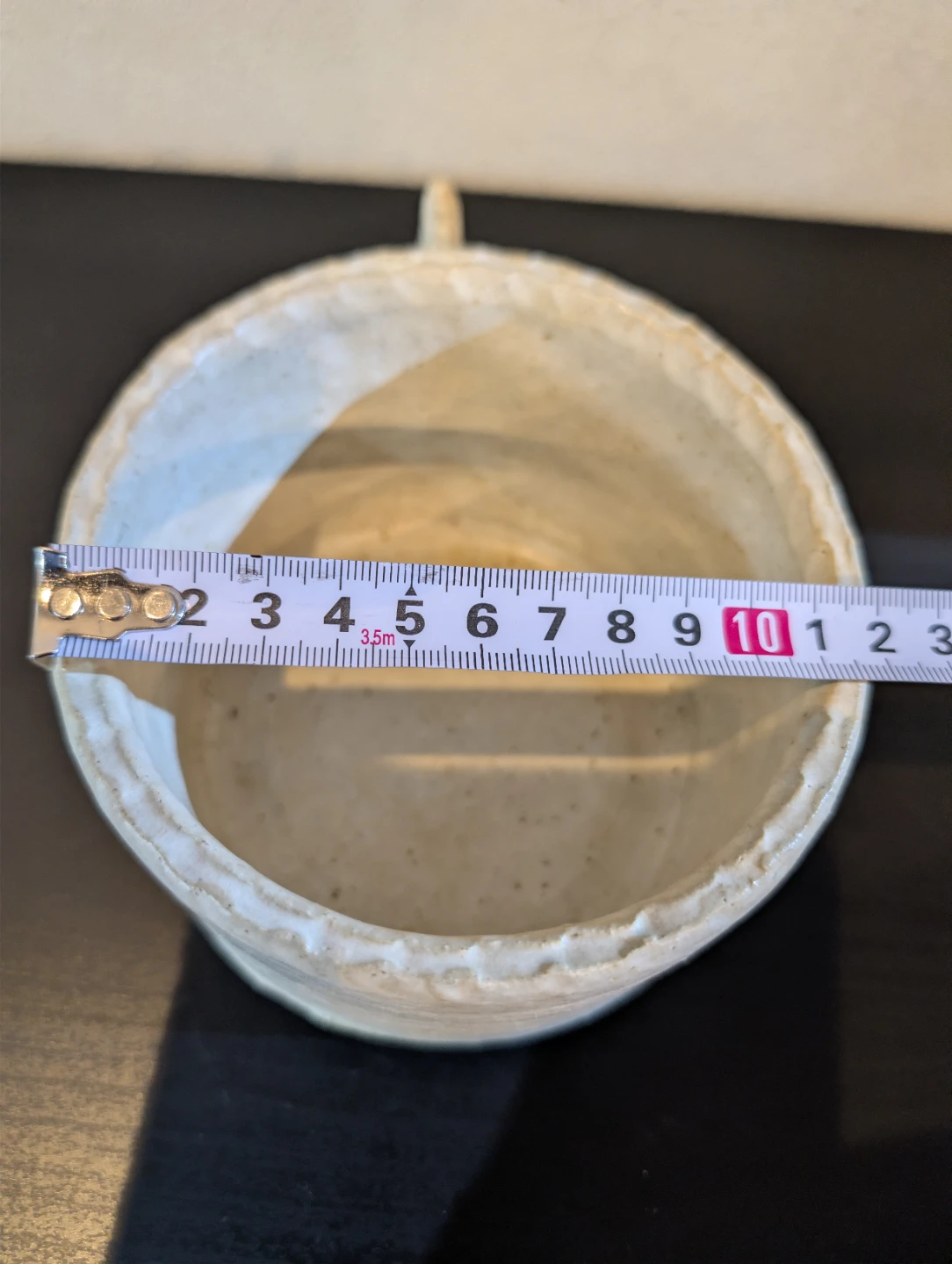 【手びねり】白釉 陶器の花器 / 生け花用 ミニフラワーベース（水漏れなし・取っ手欠けあり）の写真6枚目