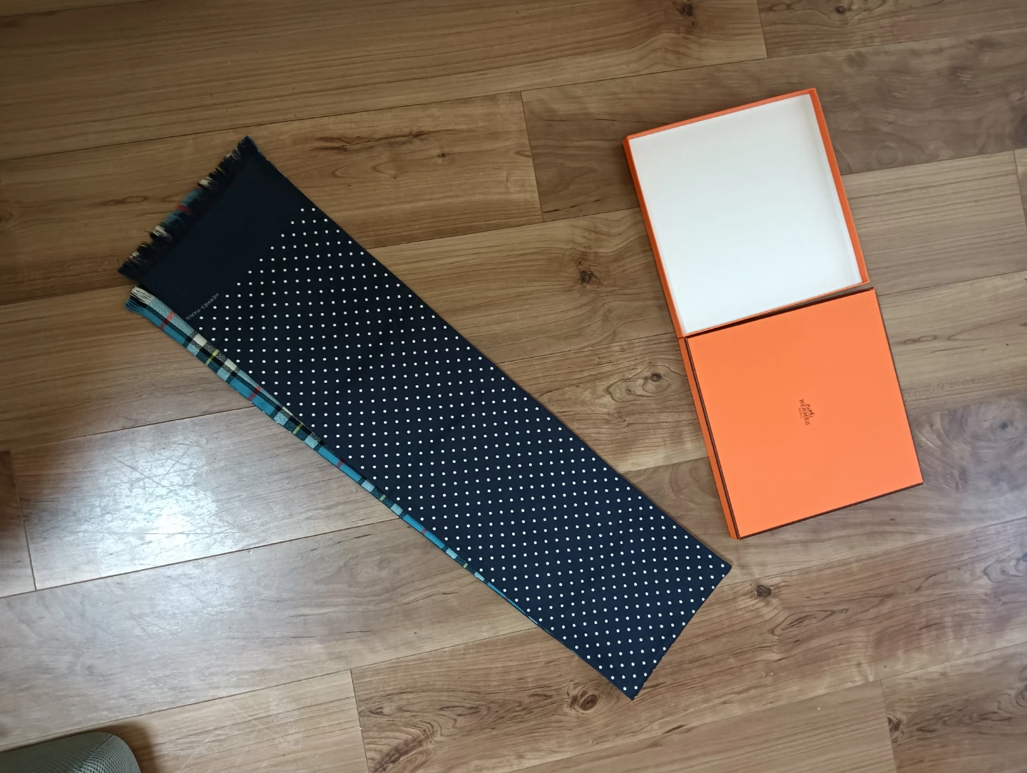 未使用品。HERMES エルメス リバーシブル ストール マフラー ドット柄&タータンチェックの写真2枚目