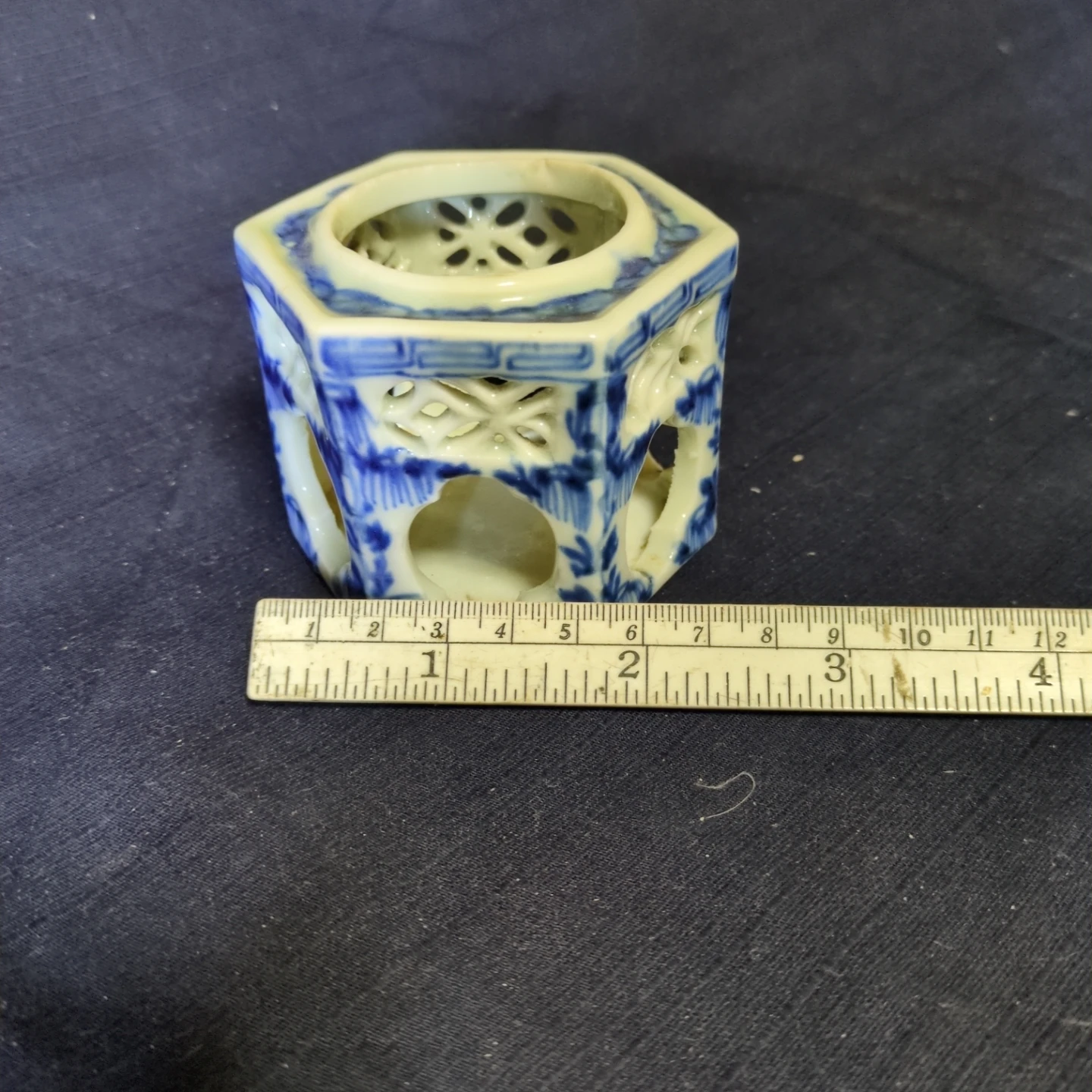 染付 透かし彫り 陶器製 六角形 小物入れの写真6枚目