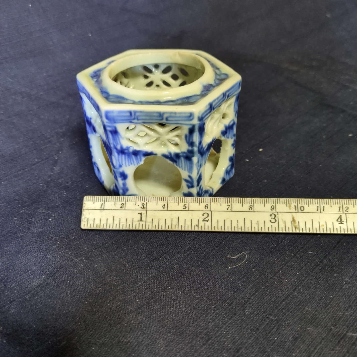 染付 透かし彫り 陶器製 六角形 小物入れの写真6枚目
