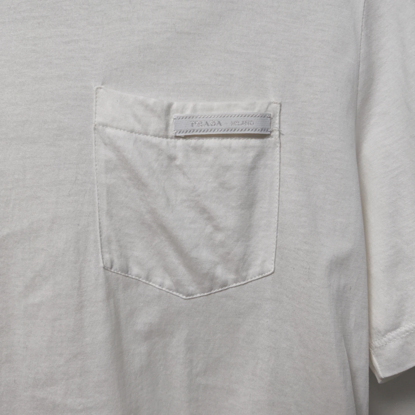 PRADA プラダ Tシャツ 白 ホワイト Mサイズ　ポケット付き　人気モデルの写真2枚目